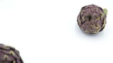 Beyaz arkaplanda taze organik enginarlar