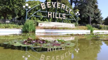 Beverly Hills, California - Mayıs 2019: Beverly Gardens Parkı ve Santa Monica Bulvarı 'ndaki Beverly HILLS tabelası