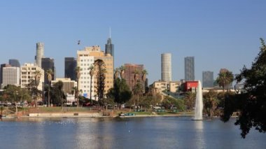 Los Angeles, Kaliforniya - 1 Ekim 2019 MacArthur Park ve Los Angeles gökdelenleri