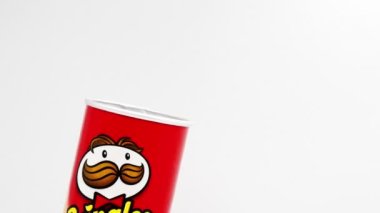 Roma, İtalya - 3 Eylül 2019: Beyaz arka planda PRINGLES Patates cipsi