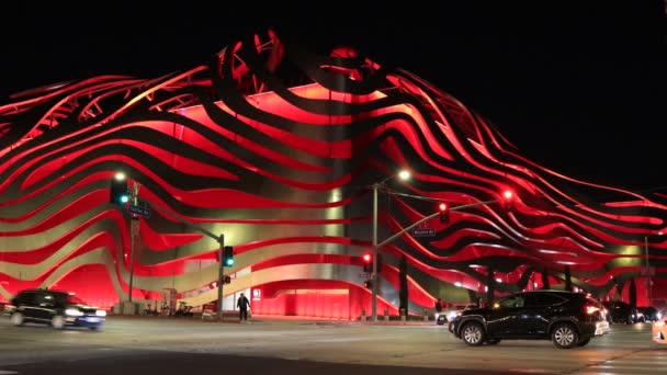 Лос Анджелес Калифорния Октября 2019 Года Автомобильный Музей Петерсена Ночью — стоковое видео