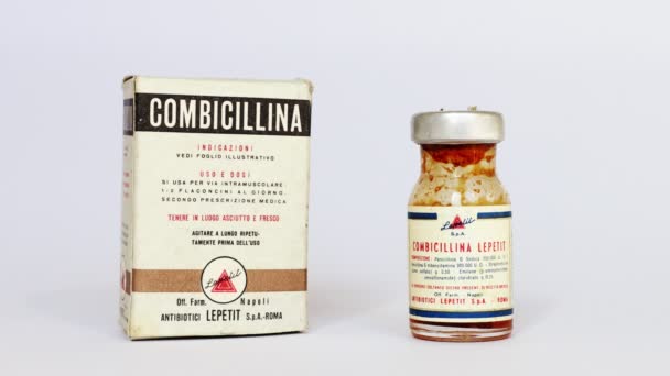 Рим Италия Февраля 2022 Года Пенициллин Combicillina Произведенный Италии Антибиотиками — стоковое видео