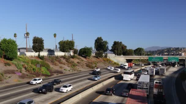 ロサンゼルス カリフォルニア州 2019年10月1日 州間高速道路5号線の交通 ロサンゼルスのNブロードウェイからのI 5ハイウェイビュー — ストック動画