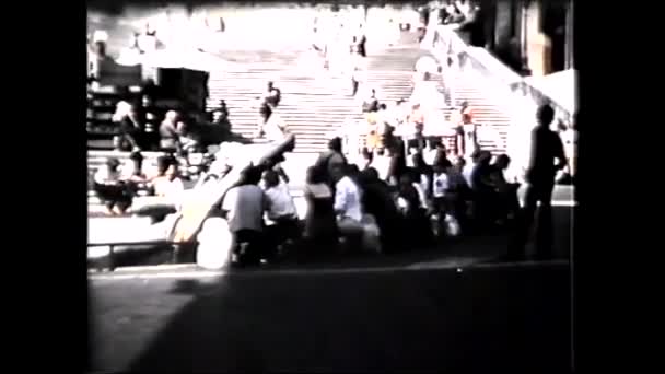 Roma Italia 1960 Pasos Español Coches Tráfico Con Cabina Amarilla — Vídeos de Stock