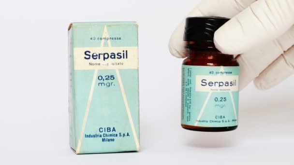 2022年3月3日 意大利米兰 20世纪50年代的Serpasil Ciba 纯狼疮生物碱 治疗高血压和镇静的利血平药物 Ciba米兰 意大利 — 图库视频影像
