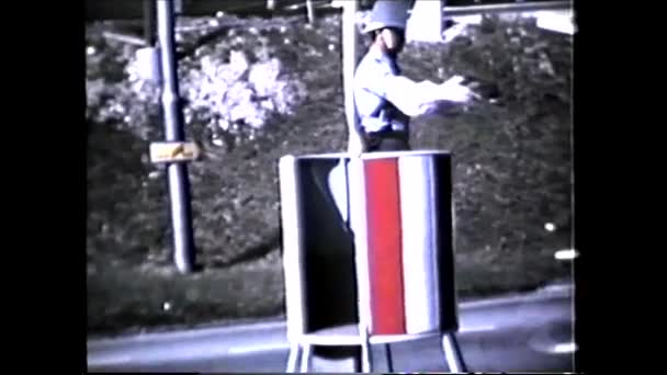 Vintage 1960 Tych Policjantów Ruchu Drogowego Ulicy 8Mm — Wideo stockowe