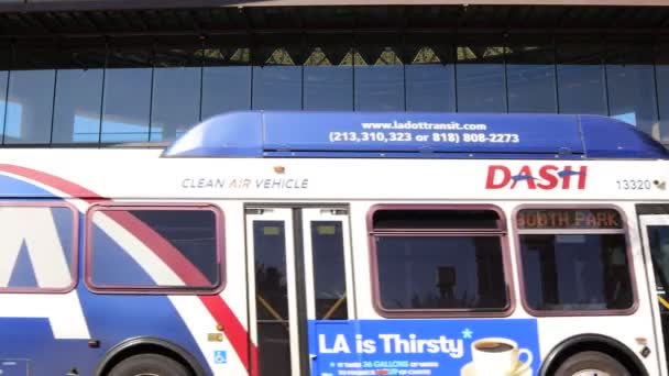 カリフォルニア州ロサンゼルス 2019年10月2日 ロサンゼルスユニオン駅東口とバス停ターミナル — ストック動画