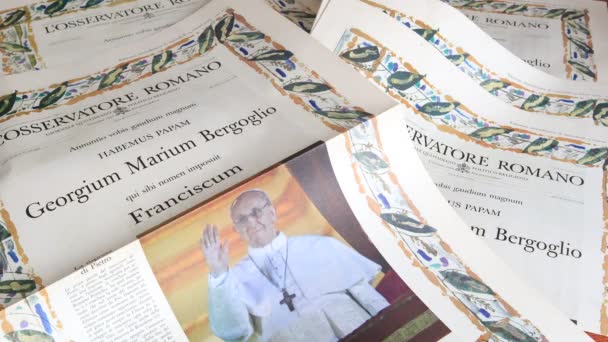バチカン市 2013年3月13日を参照してください 教皇フランシスの選挙 2013年3月13日午後8時30分の公式バチカン新聞L Osservatore Romanoの特別版 — ストック動画