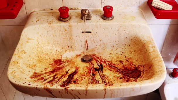 ひどい汚い汚いバスルームのシンク — ストック動画