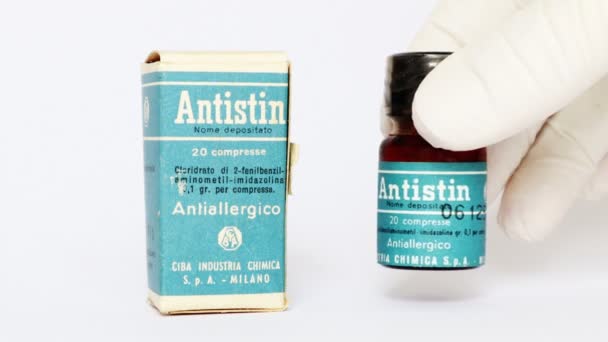Мілан Італія Березня 2022 Vintage 1950 Antistin Ciba Antiallergic Medicine — стокове відео