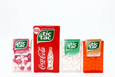 Pescara, İtalya 26 Aralık 2019: TIC TAC Mint, Orange, Strawberry mix ve COCA-COLA ile sınırlı sayıda üretilen TIC TAC. Tic Tac, Ferrero 'nun bir markası.