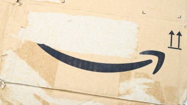 Amazon paket kutusu teslimatı 
