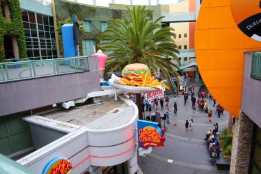 Universal City Los Angeles, Kaliforniya - 8 Mayıs 2019: UNIVERSAL STÜDIOS CITYWALK eğlence ve perakende bölgelerine bakış