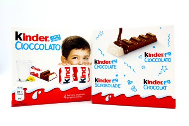 Pescara, İtalya 11 Ağustos 2019: Kinder Çikolata Çubukları. Kinder, Ferrero tarafından İtalya 'da üretilen bir üründür.