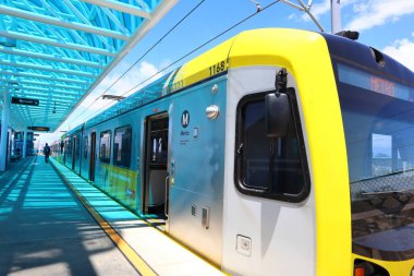 Los Angeles, Kaliforniya - 21 Mayıs 2019: Redondo Sahil İstasyonu 'ndaki Los Angeles Metro Demiryolu Yeşil Hattı
