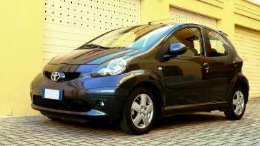 Roma, İtalya 27 Ağustos 2021: Toyota Aygo model yılı 2005 (ilk nesil - AB10), 5 kapılı 1.0 SOL MMMT Paketi