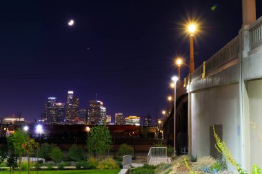LOS ANGELES, California - 3 Ekim 2019: Parktan Los Angeles Gökdelenlerinin Gece Görüşü