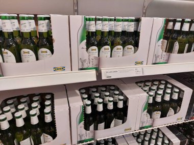 San Giovanni Teatino, İtalya 26 Nisan 2022: OL LJUS LAGER Birası, IKEA. Ikea dünyanın en büyük mobilya perakendecisi ve mobilya montajına hazır satıyor.