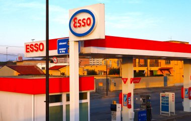 Pescara, İtalya 16 Mart 2022 ESSO Benzin İstasyonu. ESSO bir ExxonMobil markasıdır.