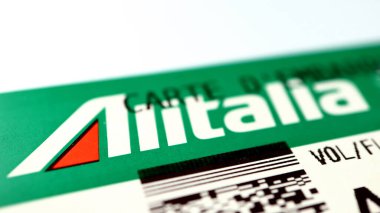 Roma, İtalya 11 Eylül 2021: ALITALIA havayolları, biniş kartında logo