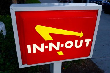 Hollywood, California - 6 Ekim 2019 Hollywood Sunset Bulvarı 'nda In-N-Out BURGER. Öncelikli olarak Güneybatı ve Pasifik Sahili 'nde konumları olan Amerikan Fast Food Restoranlar zinciri.