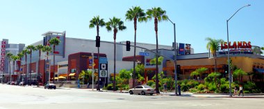 Long Beach, California - 5 Ekim 2019: The Pike Outlets, perakendecileri, restoranları, sineması, kulübü ve butiği olan alışveriş merkezi