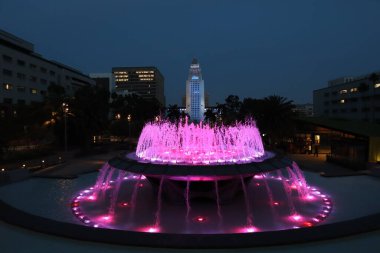 Los Angeles, Kaliforniya - 14 Mayıs 2019: Los Angeles Şehir Merkezi 'ndeki Grand Park Çeşmesi' nden Belediye Binası manzarası