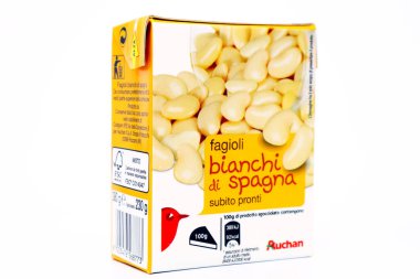 Pescara, İtalya - 10 Mart 2020: İspanyol beyaz fasulyeleri AUCHAN Süpermarket zinciri tarafından satıldı