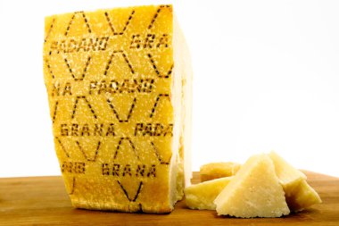 Pescara, İtalya 15 Şubat 2020: İtalyan Parmesan Peyniri GRANA PADANO, Kuzey İtalya 'da Po Nehri Vadisi' nde üretildi