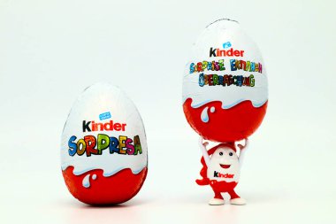 Pescara, İtalya 30 Kasım 2019 Kinderino Yumurta Maskotu ile Kinderino Sürpriz Çikolatalı Yumurta. Kinder Surprise, Ferrero tarafından İtalya 'da üretilen bir üründür.