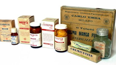 Milan, İtalya 3 Mart 2022: Eski Vintage 1920-1960 'ların CARLO ERBA İlaçları. Carlo Erba, Milan (İtalya)
