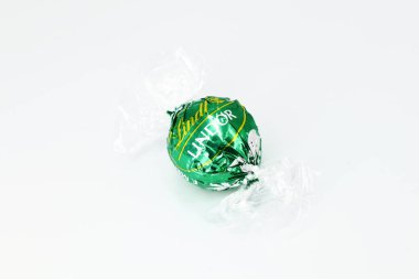 Pescara, İtalya - 6 Aralık 2019: LINDOR Milk Mint trüf. Naneli çikolata ile dolu sütlü çikolata, Lindt & Sprungli, İsviçre