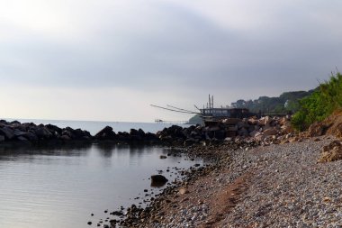 Trabocchi kıyısında, Trabocco Marina di San Vito Chietino 'da. Trabocco, İtalya 'nın Abruzzo kentinin Adriyatik Denizi kıyısında bulunan geleneksel ahşap balıkçı evidir.