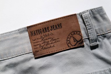 Roma, İtalya - 29 Eylül 2022: NAVIGARE pantolonu etiketi. Navigare, N61 S.R.I. marka İtalyan spor giyim ve moda markası. - İtalya