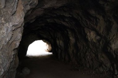 Los Angeles, California - 27 Eylül 2019: Griffith Park 'ın Bronson Canyon / Mağaraları' nda yer alan Batcave 'in birçok film ve televizyon programı için bulunduğu yer.