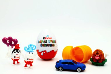 Alba, İtalya 11 Mart 2021: Kinder Sürpriz Çikolata Yumurtaları. Kinder Surprise, Ferrero tarafından İtalya 'da üretilen bir üründür.