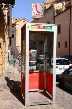 Agrigento, İtalya 5 Temmuz 2022: Telecom Italia şirketinin kamu telefon kulübesi