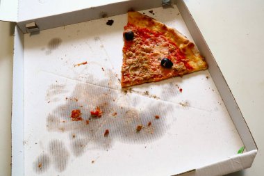 Kağıt kutuda pizzanın yakın plan çekimi. 