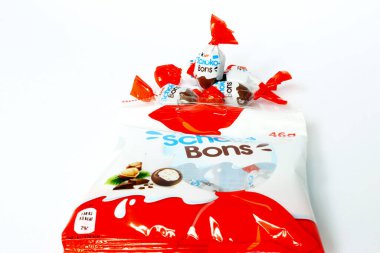 Pescara, İtalya 18 Temmuz 2019 Kinder Schoko-Bons Çikolatası. Kinder, Ferrero tarafından İtalya 'da üretilen bir üründür.