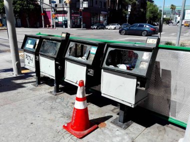 LOS ANGELES, California - 14 Eylül 2018: Los Angeles 'ta çöp kutusu olarak kullanılan gazete dağıtım kutusu