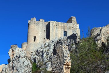 Rocca Calascio Kalesi dağın tepesindeki bir kaledir.