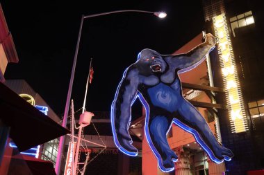 Universal City, Los Angeles, California - 12 Mayıs 2019: UNIVERSAL STÜDIOS CITYWALK eğlence ve perakende bölgeleri Gece