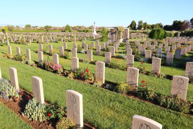 Sangro Nehri Savaş Mezarlığı, Chieti ilinin Torino di Sangro ilçesindeki Contrada Sentinelle 'de yer alır.