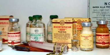 Eczane, sergilenen eski ilaçlar. 