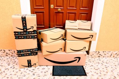 Amazon paketleri, kutular kapıya teslim edilecek.