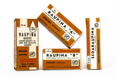 Roma, İtalya 22 Şubat 2022: 1950 'lerin klasik RAUPINA ve SEDARAUPINA ilaçları Rauwolfia Serpentina Alkaloids ile hipertansiyon tedavisi için. BOEHRINGER SRI. - Milan (İtalya)