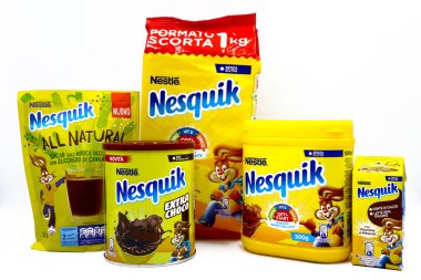 Pescara, İtalya - 30 Kasım 2019: NESQUIK Çikolata Tozu. Nesquik, Nestle tarafından üretilen bir markadır.