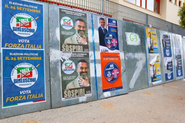 İtalya 19 Eylül 2020: İtalyan Kostüm Referandumu için parlamenter sayısının azaltılmasına ilişkin seçim duvarı posterleri