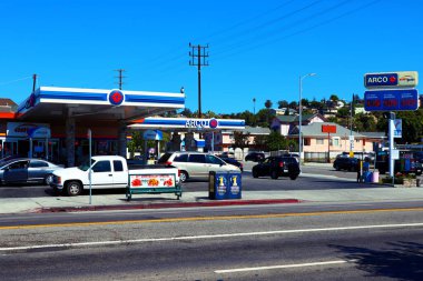 Los Angeles, California - 6 Ekim 2019: N Broadway, Los Angeles 'taki ARCO Benzin İstasyonu. Atlantik Richfield Şirketi (ARCO), ABD 'li petrol şirketi.
