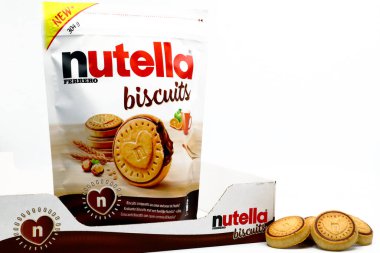 Pescara, İtalya 9 Aralık 2019: Fındıklı bisküvi, fındık ezmeli çıtır kurabiyeler ve Ferrero yapımı kakao